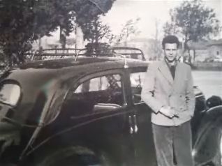 Il padre di Luigi De Martino da giovane con la sua Fiat