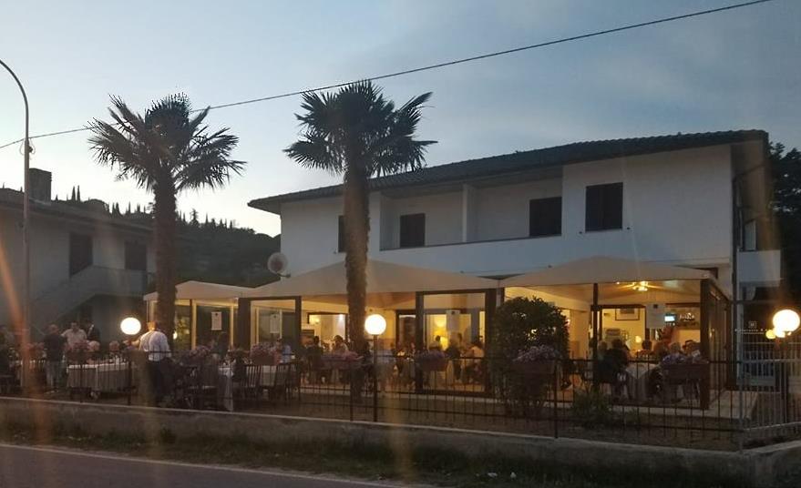  VEDUTA NOTTURNA DEL RISTORANTE  B43 A PASSIGNANO del Trasimeno PERUGIA